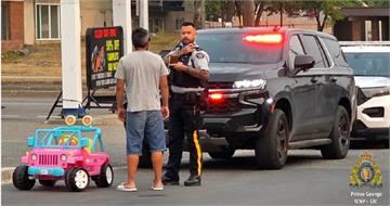 醉得不輕！男開玩具吉普車出門「買思樂冰」　無照又酒駕下場慘了
