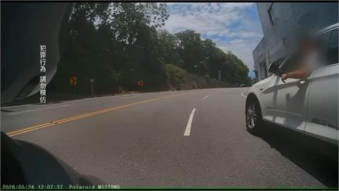 休旅車不滿機車不讓　逼車長按喇叭飆罵騎士一字經