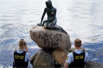 被控「種族歧視魚」　丹麥小美人魚像遭塗鴉