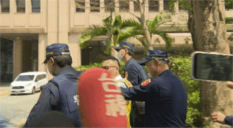快新聞／慘！游智彬參一咖聲援亞亞遭架走　還被八炯、閩南狼嗆爆：丟臉啦共匪