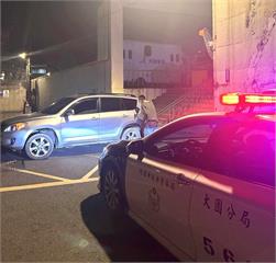 汽車因1事卡停車場出入口動彈不得　大園警神救援