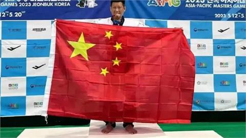 綜合／前跆拳道教練曾舉五星旗！中風欠債混不下去想依親來台網友喊：舉旗氣魄怎不見？