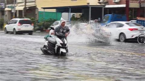 連日豪雨狂炸　屏東東港成汪洋　居民搭橡皮艇上街