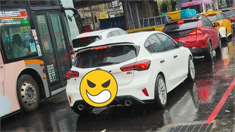 高中生遭「轎車濺水」連發10篇文!車主氣炸「喊告」反轉內幕曝光…網炸鍋了