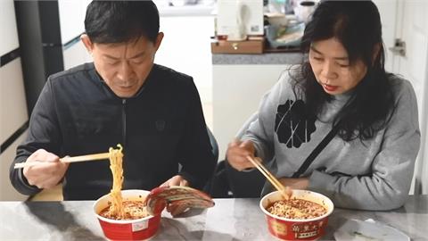 嫌泡麵不營養！南韓爸嚐台灣肉塊款泡麵秒改觀　笑喊：以後要常買來吃
