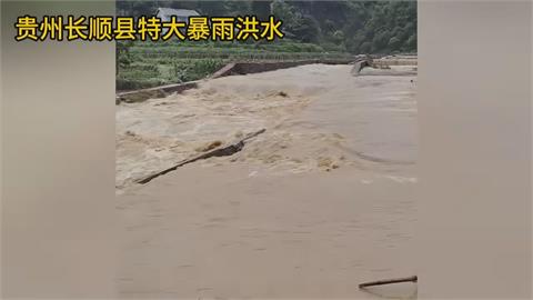 廣西龍捲風掀飛屋頂　鐵皮如紙片四散爆火花