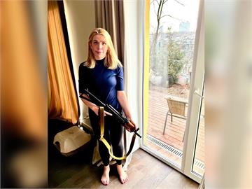 快新聞／烏俄戰火延燒！ 烏克蘭女議員手持AK-47霸氣喊：跟男人一起保護國土
