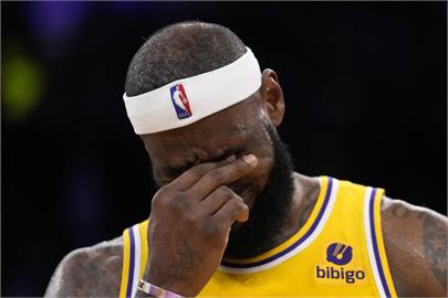 NBA／詹姆斯登得分王激動哭了！接賈霸贈球流下「王者之淚」