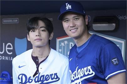 MLB(影)／泰泰跟大谷翔平見面了！BTS「V」去道奇開球　球迷排爆球星變粉絲
