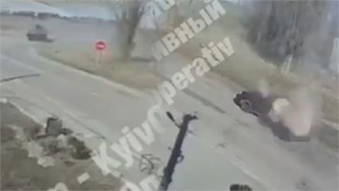 正面轟炸！俄坦克朝平民轎車開火　烏克蘭老夫婦車內慘死