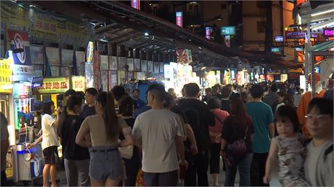 台中週一停班停課　颱風夜KTV一位難求、逢甲夜市現人潮