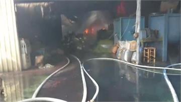 台南鞋工廠陷火海 消防隊長倒地送醫無生命危險