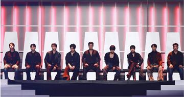 SJ攻蛋遇3萬人燈海 東海唱〈至少還有你〉落淚:是我們前進的光