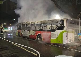 北市電動公車突起火「乘客急逃生」　整車燒毀！市府出手：同線20輛全停駛