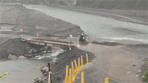 信義山區大雨　丹大林道坍方車輛受困