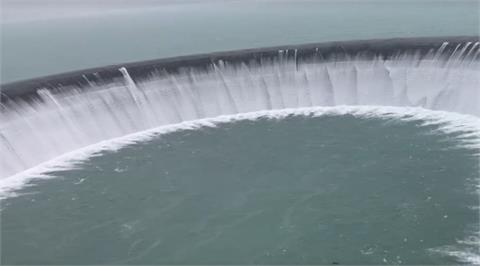 雨彈狂炸！南化水庫水位飆升　自然溢洪「啟動防汛機制」