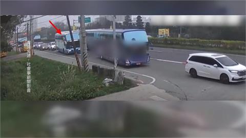 遊覽車聯合搶車道？　網友諷：籃球擋拆戰術