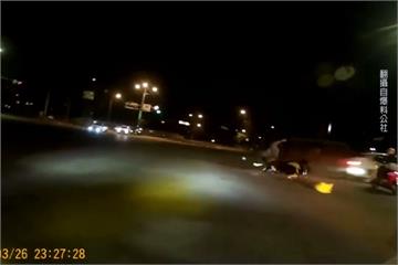 BMW高速闖紅燈撞飛機車騎士 駕駛肇逃