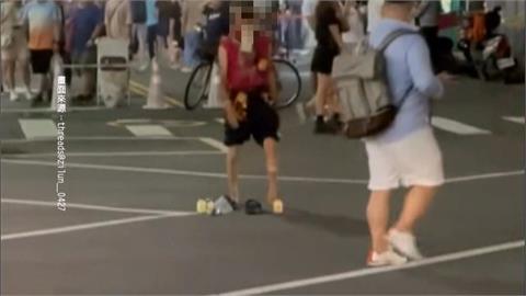 馬路當自家？男子路中央跳舞、做運動　危險行徑路人看傻