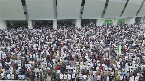 印尼開齋節萬頭攢動　上萬穆斯林祈禱超壯觀