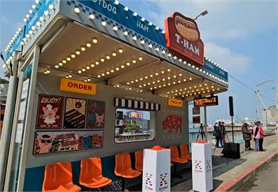 基隆推動企業認養政策　公車亭變身「美式熱狗堡餐廳」