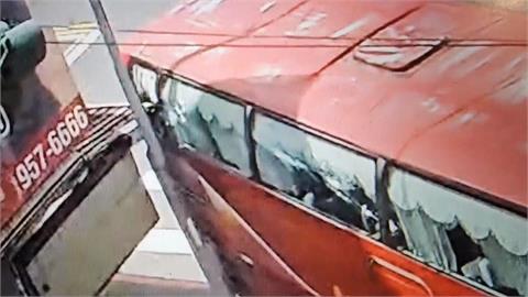 出遊最後景點變派出所？遊覽車「撞燈桿、屋簷」竟還繼續載客趴趴走