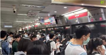 高捷尖峰時段又故障！260人被迫下車「月台塞爆」