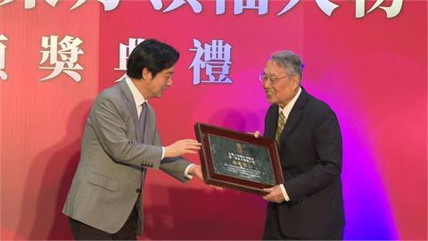 施振榮獲「東方領袖人物獎」！賴總統讚桃李滿天下　童子賢、張善政都來了