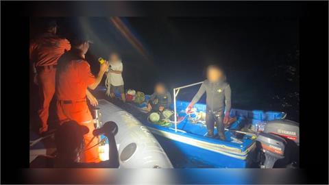 快新聞／中國漁船夜闖東沙被抓！　海巡署強勢扣舟3人遭驅離