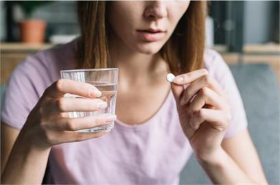 胃潰瘍不一定會「胃痛」?業務男三餐不正常 亂吃止痛藥導致胃穿孔