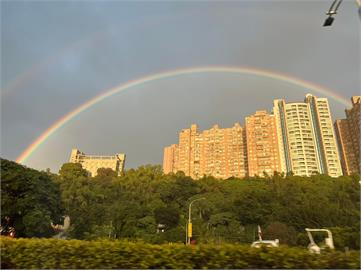 快新聞／快抬頭看！ 北市天空「彩虹」現身　網直呼：超美
