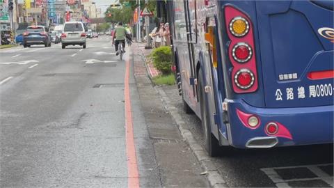 臨停變占用壓縮行人空間　遊覽車長期停放臨停車格無法可罰