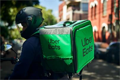 快新聞／應該都點得到？Uber Eats外送員打翻餐點　竟照常送餐害顧客吃下肚