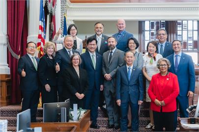 心中充滿感動！赴德州眾議院接受友台決議文　林佳龍：盼深化產業合作