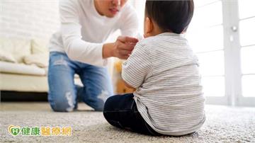 孩子變「魔鬼氈」黏踢踢？專家：多是正常發展　上學後有7現象要留意