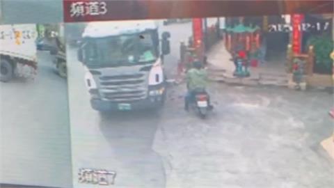 頭過身沒過！大貨車轉彎撞土地公廟　駕駛反怪廟方「蓋太出來」