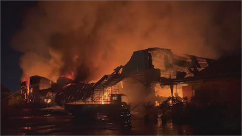 台南麻豆泡棉工廠晚間火警　鐵皮屋頂燒到崩塌