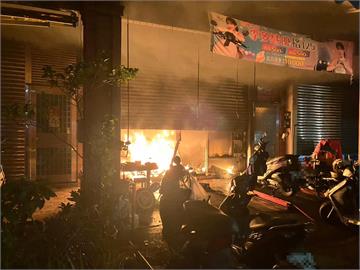 快新聞／宜蘭機車行凌晨火警！　3人一度受困3樓「急到陽台求救」