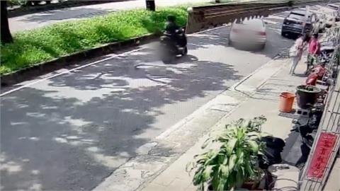 臨停汽車剛起步！秒遭機車追撞　騎士當場噴飛分隔島