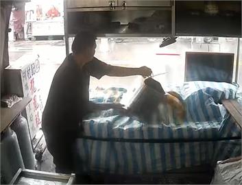 快新聞／離譜！新北瑞芳美食街男子酒後潑油　誇張畫面曝光