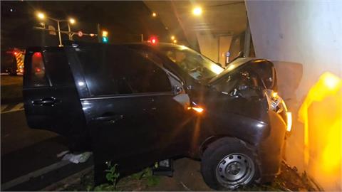 快新聞/悚!基隆暗夜1汽車「高速衝撞女騎士」 再自撞橋墩身亡