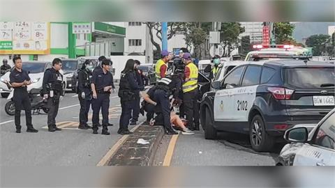 女毒蟲攔查不停衝撞員警 警開槍擊中輪胎破窗逮人