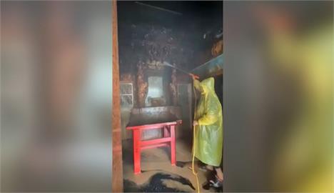 除舊布新！土地公的家大掃除　高壓水柱沖掉陳年髒污