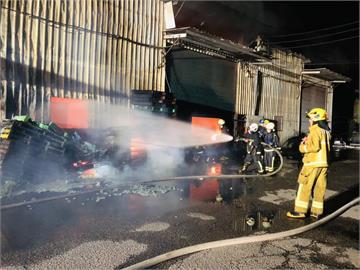 嘉義民雄「3工廠遭火噬」爆炸聲頻傳！　警消出動17輛消防車灌水搶救
