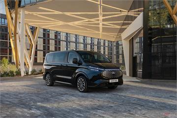 Ford Tourneo Custom 旅行家 25 年式到港，指定車型導入足踢感應式側滑門！
