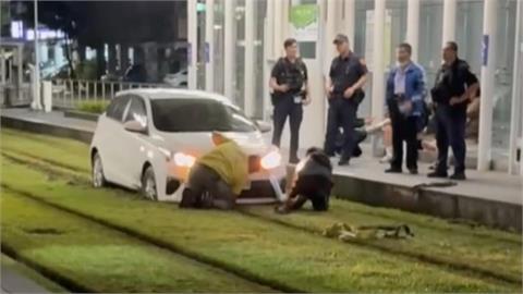 輕軌變專用道！小客車轉彎進軌道開一公里路　釀輕軌停擺半小時