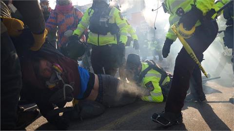 快新聞／美護理師遭移民署官員擊斃　目擊證人痛批「政府說謊」：沒見死者持槍