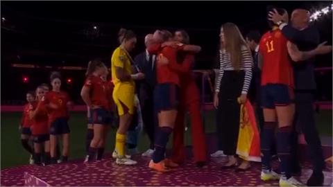 西班牙足協主席強吻女球星嘴　FIFA啟動紀律處分程序
