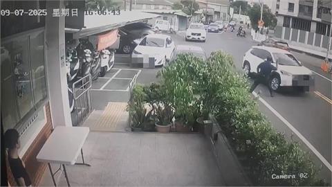 囂張!高雄女子不滿前男友另結新歡 撂人在警局前攔人衝撞