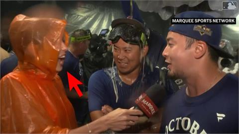 MLB(影)／「投球哲學家」噴金句女記者爽到凍未條！小熊晉季後賽今永昇太嚐香檳浴
